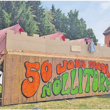 Ferien im Freiamt gemacht - Auch ein Teil der Museggmauer wurde nachgebaut, rechts steht der Nölliturm. Die gleichnamige jubilierende Pfadi erstellte das Bollwerk als Aufstieg zu den Zelten.