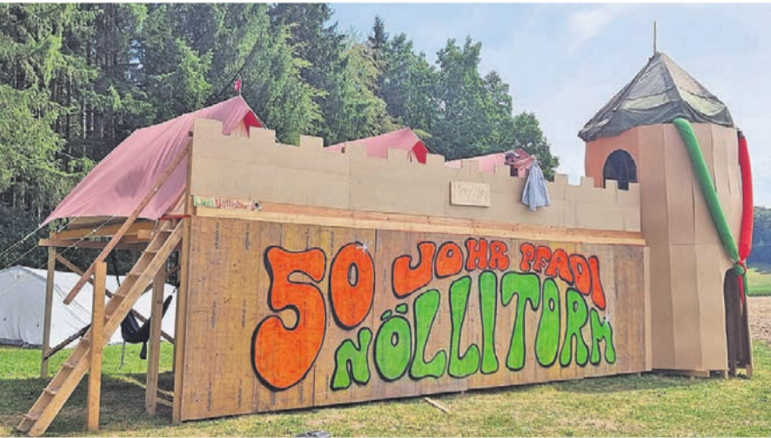 Auch ein Teil der Museggmauer wurde nachgebaut, rechts steht der Nölliturm. Die gleichnamige jubilierende Pfadi erstellte das Bollwerk als Aufstieg zu den Zelten. Auch ein Teil der Museggmauer wurde nachgebaut, rechts steht der Nölliturm. Die gleichnamige jubilierende Pfadi erstellte das Bollwerk als Aufstieg zu den Zelten.