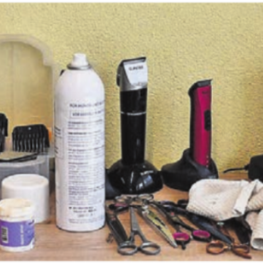 Schlachtfeld aus Wasser und Haaren - Bürsten, Kämme, Scheren, Zangen und Schermaschinen: Jedes Fell braucht das richtige Equipment für ein perfektes Ergebnis.