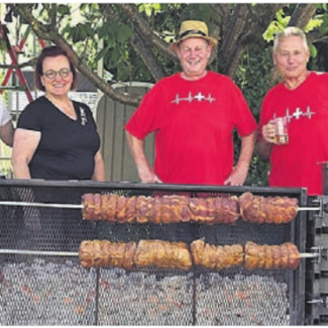Feiern mit Freunden - Das «Rütli»-Team bot Gästen einen kulinarisch schönen Abend. Bild: zg