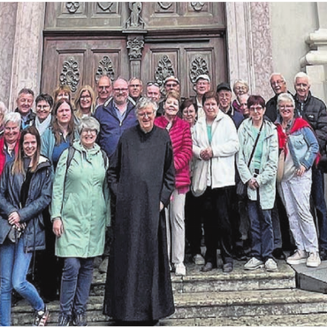 Kultur und Genuss - Die Reisegruppe der Kolpingsfamilie mit Pater Beda vor dem Kloster Muri-Gries. Bild: zg