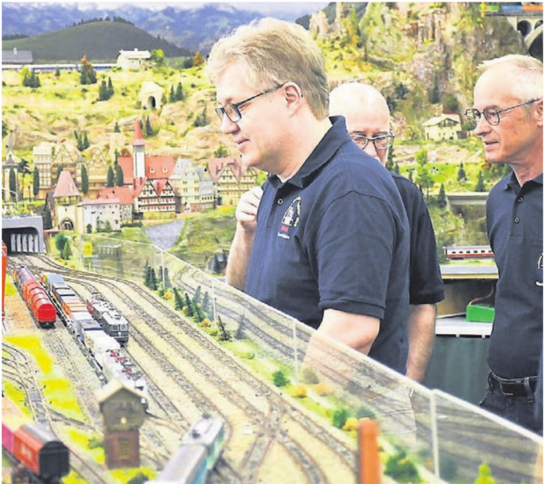 Am 9. September kommen die Mitglieder in den Genuss einer Besichtigung und Vorführung der Eisenbahnanlagen im Freiämter Eisenbahn Amateur Club. Am 9. September kommen die Mitglieder in den Genuss einer Besichtigung und Vorführung der Eisenbahnanlagen im Freiämter Eisenbahn Amateur Club.