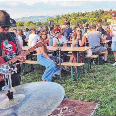 Schönes Wetter und Besucherrekord - Marc Amacher, Gitarre, und seine Band heizten richtig ein. Das gab seinen Fans Gelegenheit für eine private Aufnahme. Bild: vaw