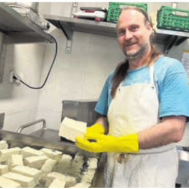 Auf Tuchfühlung mit Tofu - René Huber von der Tofurei Engel in Widen. Bild: sab
