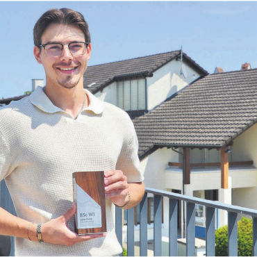 Helikopterwartung optimieren - Luca Zemp auf der Terrasse seines Elternhauses im Zentrum von Abtwil. Hier schätzt er die Ruhe ebenso wie die Nähe zu den Städten Zug und Luzern. Bilder: Thomas Stöckli / zg