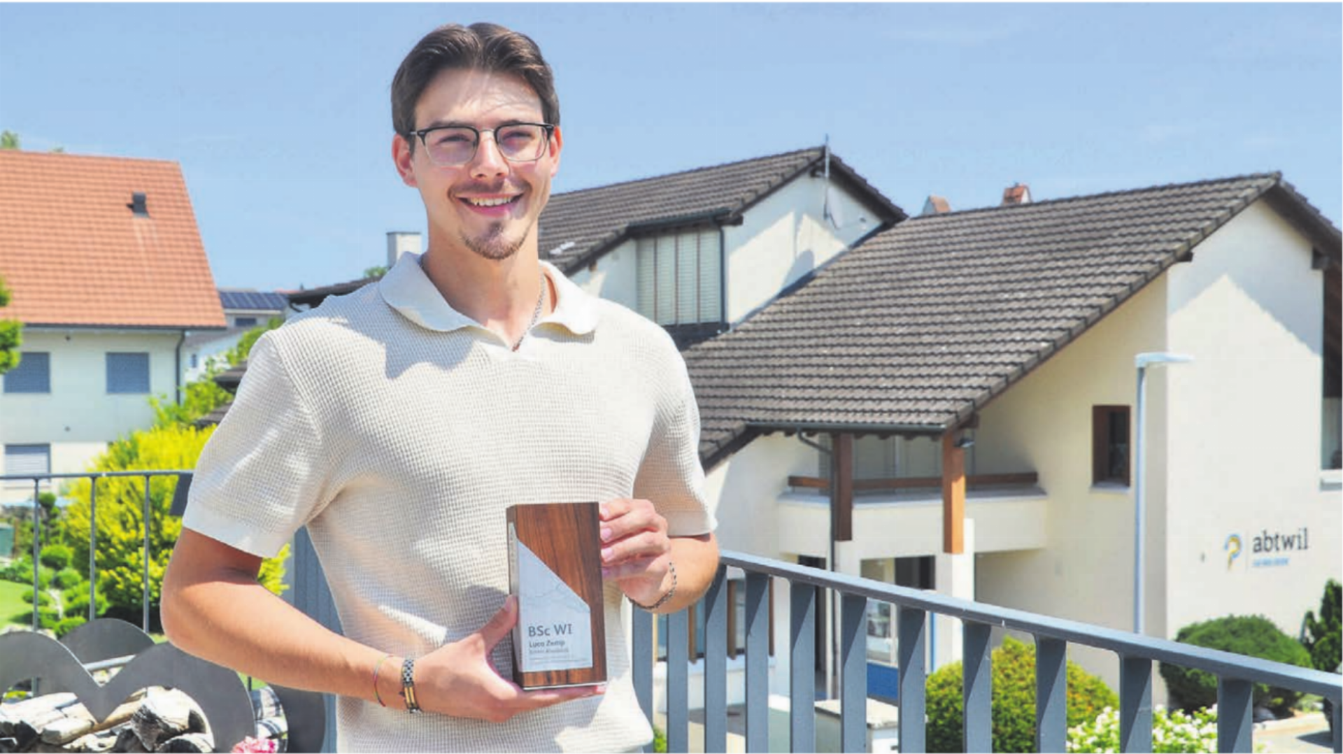 Luca Zemp auf der Terrasse seines Elternhauses im Zentrum von Abtwil. Hier schätzt er die Ruhe ebenso wie die Nähe zu den Städten Zug und Luzern. Bilder: Thomas Stöckli / zg - Das Bild wird blockiert. – Möglicherweise durch einen aktiven Adblocker.
