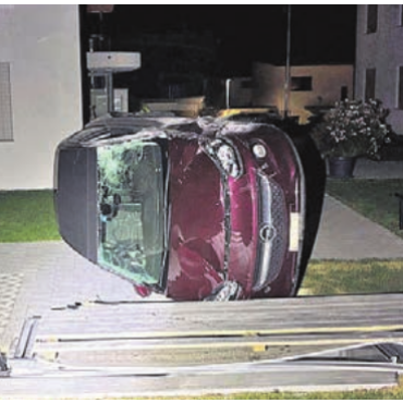 Auto überschlagen - Das Auto kam seitlich zu liegen. Bild: pz
