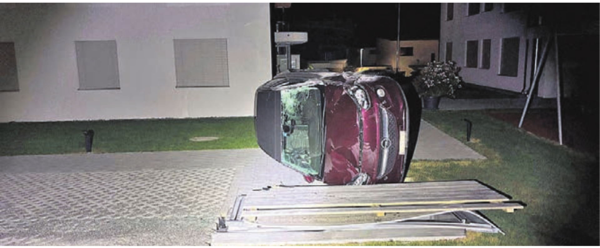 Das Auto kam seitlich zu liegen. Bild: pz - Das Bild wird blockiert. – Möglicherweise durch einen aktiven Adblocker.