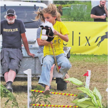 Ein Fest für Gross und Klein - Diese kleine Teilnehmerin gibt beim «Hobby Horsing» Vollgas. Die Kinder starteten in drei Alterskategorien. Bilder: Josip Lasic