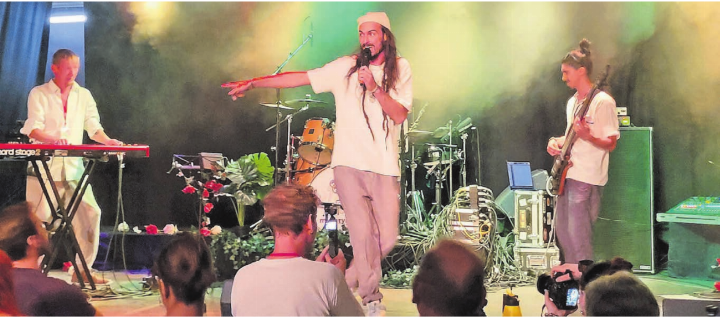 Remo Hagenbuch alias Grisli war nicht nur Gastgeber und Organisator, sondern bot mit einer Band auch eine tolle Show. Bilder: Heinz Strebel