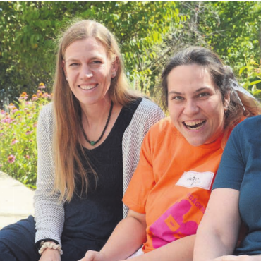 Auf Augenhöhe begegnen - Jacqueline Stierli, Mitglied der Geschäftsleitung der Integra, Nicole Steimer von der Kreativwerkstatt und Initiantin sowie Gruppenleiterin Manuela Bernasconi (von links) freuen sich, dass das neue Projekt so gut angelaufen ist. Bilder: Chregi Hansen / zg