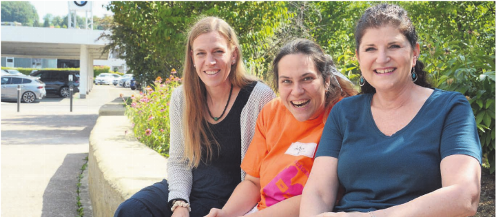 Jacqueline Stierli, Mitglied der Geschäftsleitung der Integra, Nicole Steimer von der Kreativwerkstatt und Initiantin sowie Gruppenleiterin Manuela Bernasconi (von links) freuen sich, dass das neue Projekt so gut angelaufen ist. Bilder: Chregi Hansen / zg