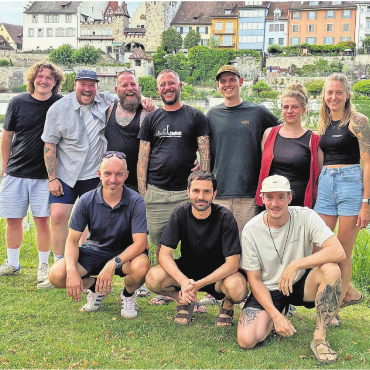 Ein Happening für alle - Eine fröhliche Bremgarter Truppe plant wieder mal musikalisch Grosses im Kleinstädtchen. Das FIDM-OK mit (oben von links): Orlando Preiswerk, Severin Peer, Pascal Egger, Juri Tirez, Philippe Attiger, Ramona Maier, Sarah Tirez. Unten: Lukas Koller, Nico Schulthess, Jonas Schüpfer. Es fehlen: Jaël Kaufmann, Patrick Fürst, Merlin Fürst. Bilder: zg