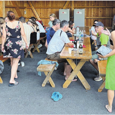 Heisser Tag im Zeichen der Gemeinschaft - Beim geselligen Grillplausch an der Reuss liessen rund 60 Turnerinnen und Turner aller Riegen des STV Bremgarten den Tag ausklingen. Der kühle Fluss sorgte an diesem heissen Sommertag für die willkommene Erfrischung nach der körperlichen Ertüchtigung zuvor. Bild: zg