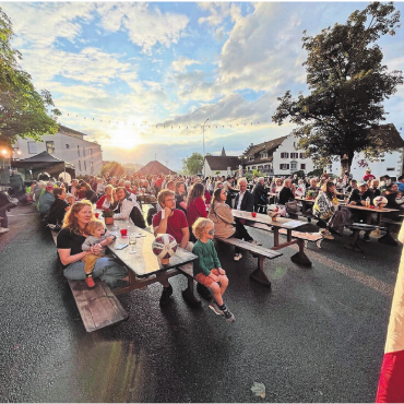 Menschen treffen und spannende Gäste erleben - Vereine und Teams engagieren sich, damit die Besucher gemütlich feiern können. Bild: Archiv