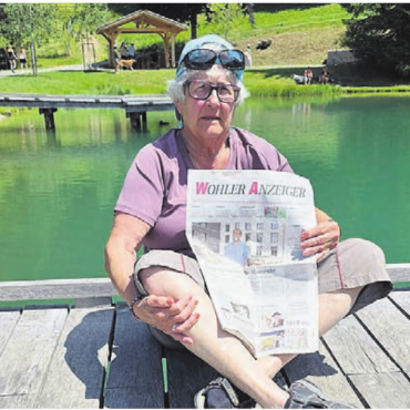 Gesehen und festgehalten - Marianne Kuhn aus Wohlen verbrachte mit ihrem Bruder Ferien in Frankreich. Nicht ohne ihre Regionalzeitung, die sie sich nachschicken liess und mit grossem Vergnügen am Lac de Vonne in Châtel las.