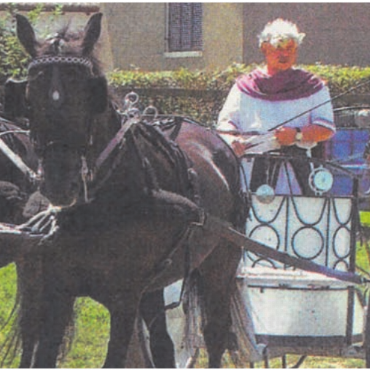 Viel Publikum für Pferdespektakel - Gar ein Römer taucht beim Nachtspringen auf. Bild: Archiv