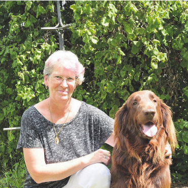 Trotz Tod so nah am Leben - In ihrem Garten in Winterschwil und bei ihren Tieren holt Franziska Stenico Kraft für ihren Alltag. Bild: Annemarie Keusch