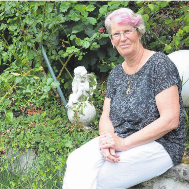 Trotz Tod so nah am Leben - Engel haben für Franziska Stenico eine starke Symbolik – die Ruhe in ihrem Garten sowieso. Bild: Annemarie Keusch