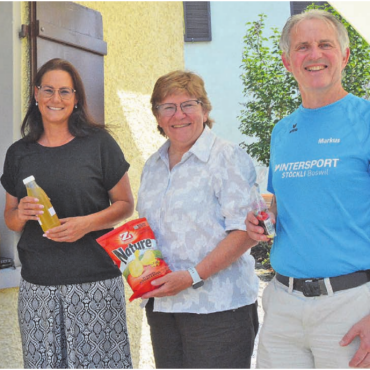 Um den See für guten Zweck - Vierfache Vorfreude beim Gärtnerhaus-Kiosk, von links: Mirzet Sejdinoski und Karin Filli (beide Stiftung Gärtnerhaus) sowie Brigitte Stäger und Markus Büchi (beide Verein Top Challenge). Bild: Annemarie Keusch