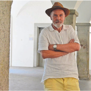 Mit Gesang in der Bogenhalle - Thomas Probst in der Bogenhalle im Erdgeschoss des Schulhauses Kloster. Hier sang er quasi täglich. Bild: Annemarie Keusch