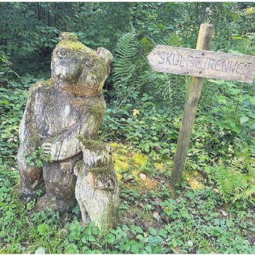 Den Skulpturenweg entdecken - Sie begrüssen die Wanderer auf dem Skulpturenweg in Dietwil. Bild: zg