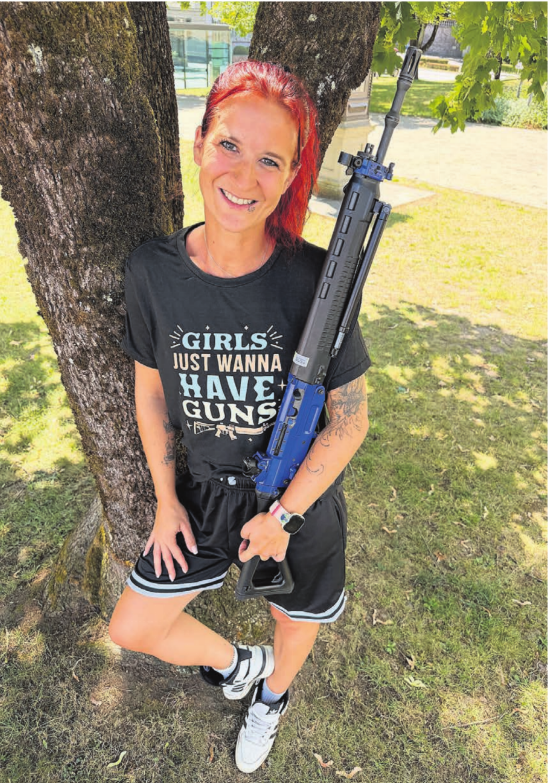 Anuschka Lüthi und ihr Sturmgewehr. Der Slogan auf ihrem Shirt hat bei ihr Programm. 
Bild: Stefan Sprenger - Das Bild wird blockiert. – Möglicherweise durch einen aktiven Adblocker.