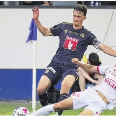 Von Bundesliga bis Thailand - Dorian Derbaci (unten) kam am ersten Spieltag für Thun zum Einsatz. Bild: Freshfocus