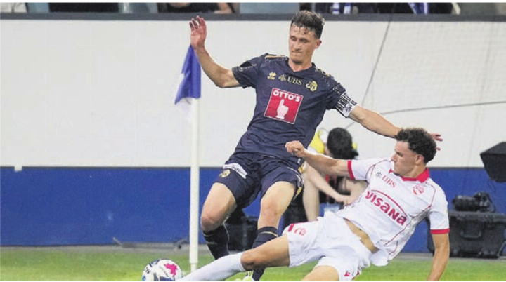 Dorian Derbaci (unten) kam am ersten Spieltag für Thun zum Einsatz. Bild: Freshfocus