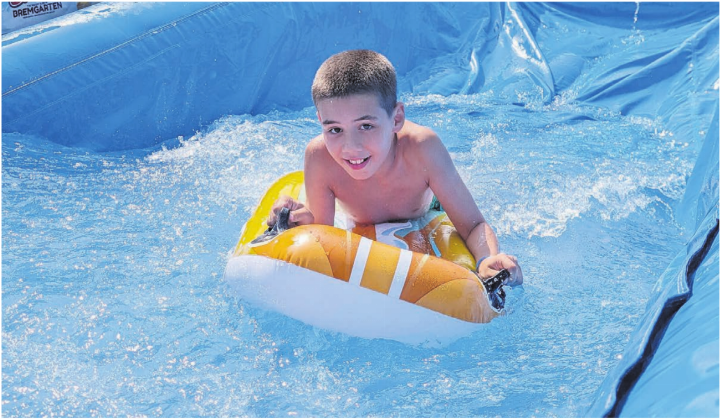Der Summer Splash 2025 liess Kinderherzen höherschlagen. Für weitere solche Momente wird dieser kleine Rutschfan sich leider eine ganze Weile gedulden müssen. 
Bild: huy
