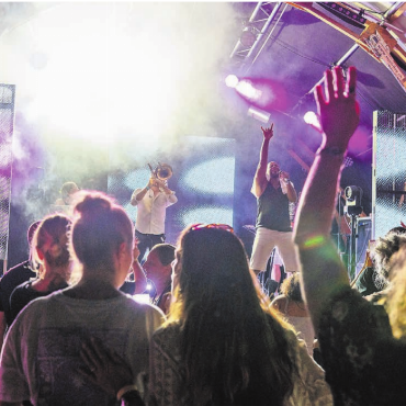 So geht ausgelassen - Der Electro-Swing von «Klischée» brachte das Publikum zum Tanzen. Entsprechend ausgelassen war die Stimmung.    Bild: Stefan Hotz