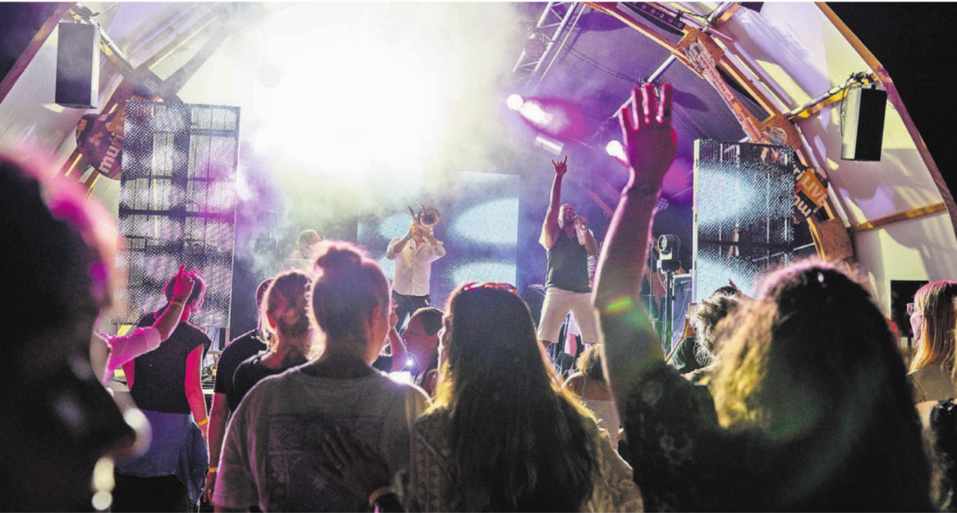 Der Electro-Swing von «Klischée» brachte das Publikum zum Tanzen. Entsprechend ausgelassen war die Stimmung.    Bild: Stefan Hotz - Das Bild wird blockiert. – Möglicherweise durch einen aktiven Adblocker.