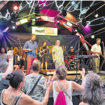 So geht ausgelassen - Mit französischen Chansons und Balkan-Rhythmen zog «Moira X Otrava» das Publikum in seinen Bann. Bilder: Stefan Hotz