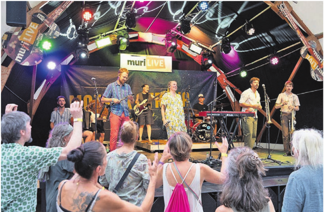 Mit französischen Chansons und Balkan-Rhythmen zog «Moira X Otrava» das Publikum in seinen Bann. Bilder: Stefan Hotz Mit französischen Chansons und Balkan-Rhythmen zog «Moira X Otrava» das Publikum in seinen Bann. Bilder: Stefan Hotz