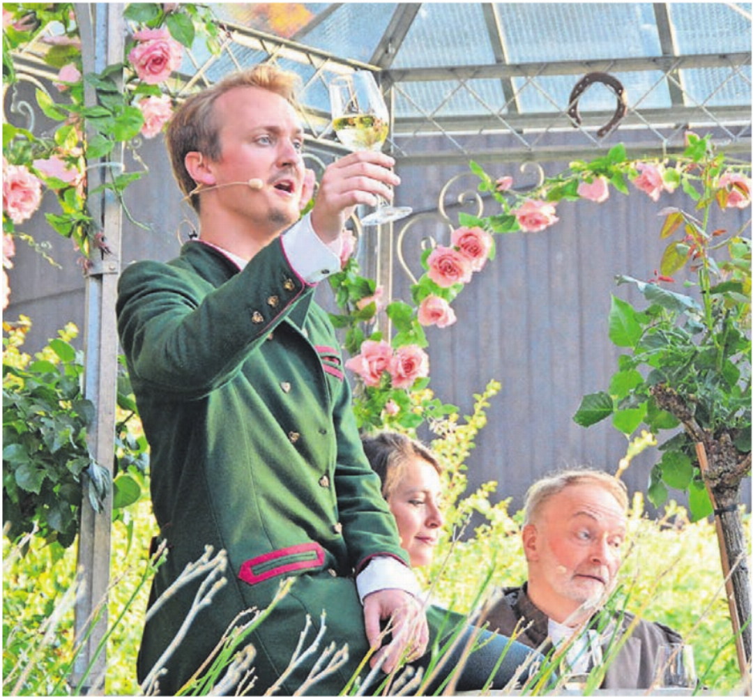 Der Wein wird in mehreren Liedern besungen – hier von Tenor Ruben Banzer im Bild des Wiener Praters. Der Wein wird in mehreren Liedern besungen – hier von Tenor Ruben Banzer im Bild des Wiener Praters.