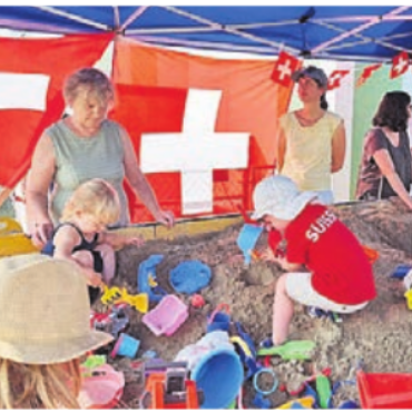 Sich auf die Wurzeln besinnen - Der grosse Sandkasten gefiel. Bild: vaw