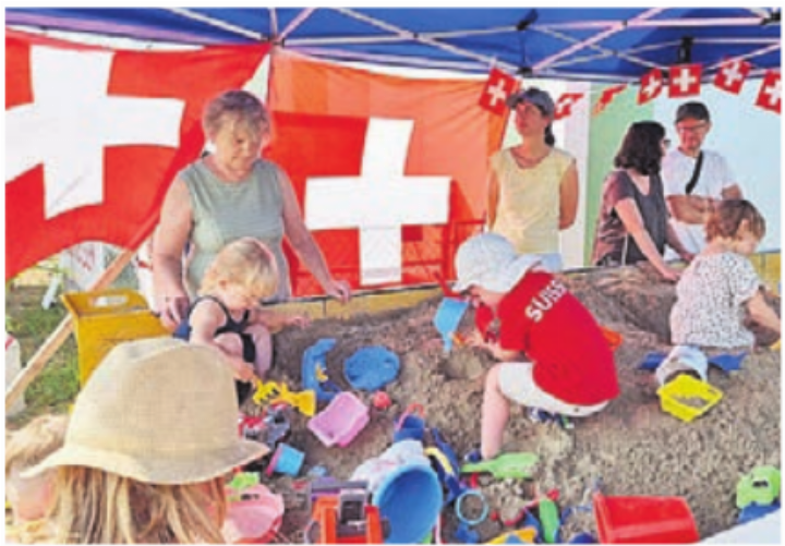 Der grosse Sandkasten gefiel. Bild: vaw Der grosse Sandkasten gefiel. Bild: vaw