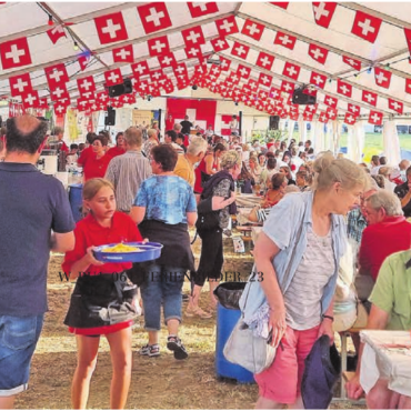 Sich auf die Wurzeln besinnen - Schon am Nachmittag und auch am Abend war das Festzelt gut besucht. Die Besucher am Abend lauschten zuerst gespannt den Reden, bevor sie applaudierten.
