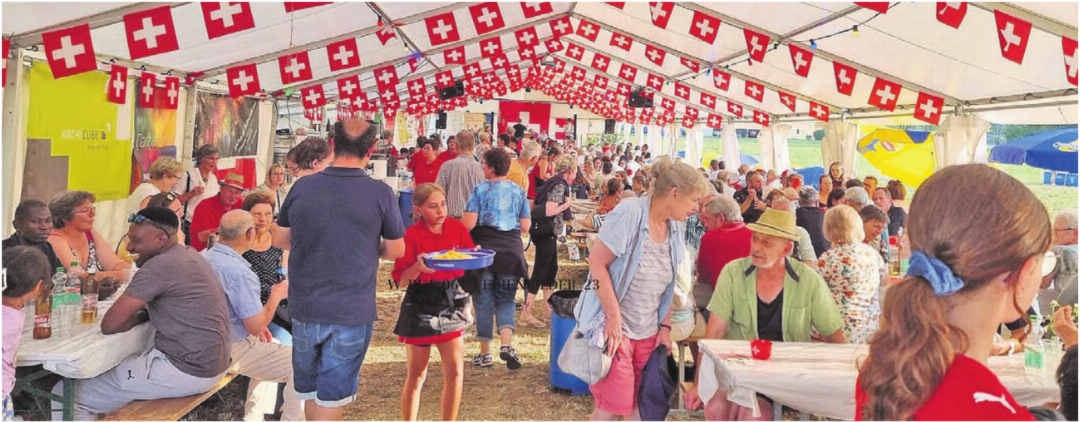 Schon am Nachmittag und auch am Abend war das Festzelt gut besucht. Die Besucher am Abend lauschten zuerst gespannt den Reden, bevor sie applaudierten. Schon am Nachmittag und auch am Abend war das Festzelt gut besucht. Die Besucher am Abend lauschten zuerst gespannt den Reden, bevor sie applaudierten.