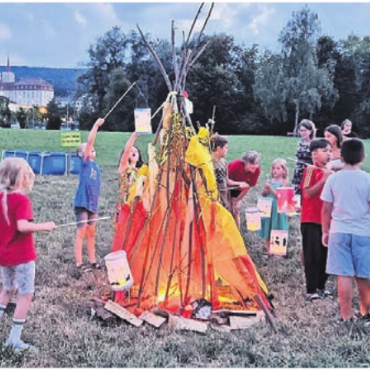 Sich auf die Wurzeln besinnen - Das «Lämpli-1.-August-Füür» faszinierte Gross und Klein. Bilder: Verena Anna Wigger
