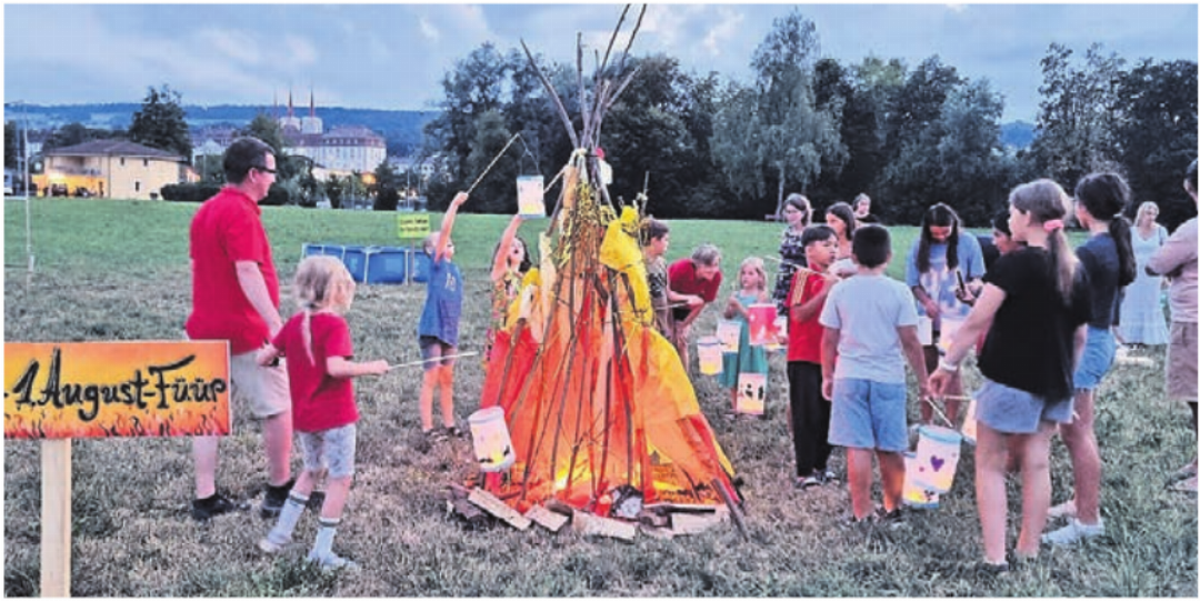Das «Lämpli-1.-August-Füür» faszinierte Gross und Klein. Bilder: Verena Anna Wigger Das «Lämpli-1.-August-Füür» faszinierte Gross und Klein. Bilder: Verena Anna Wigger