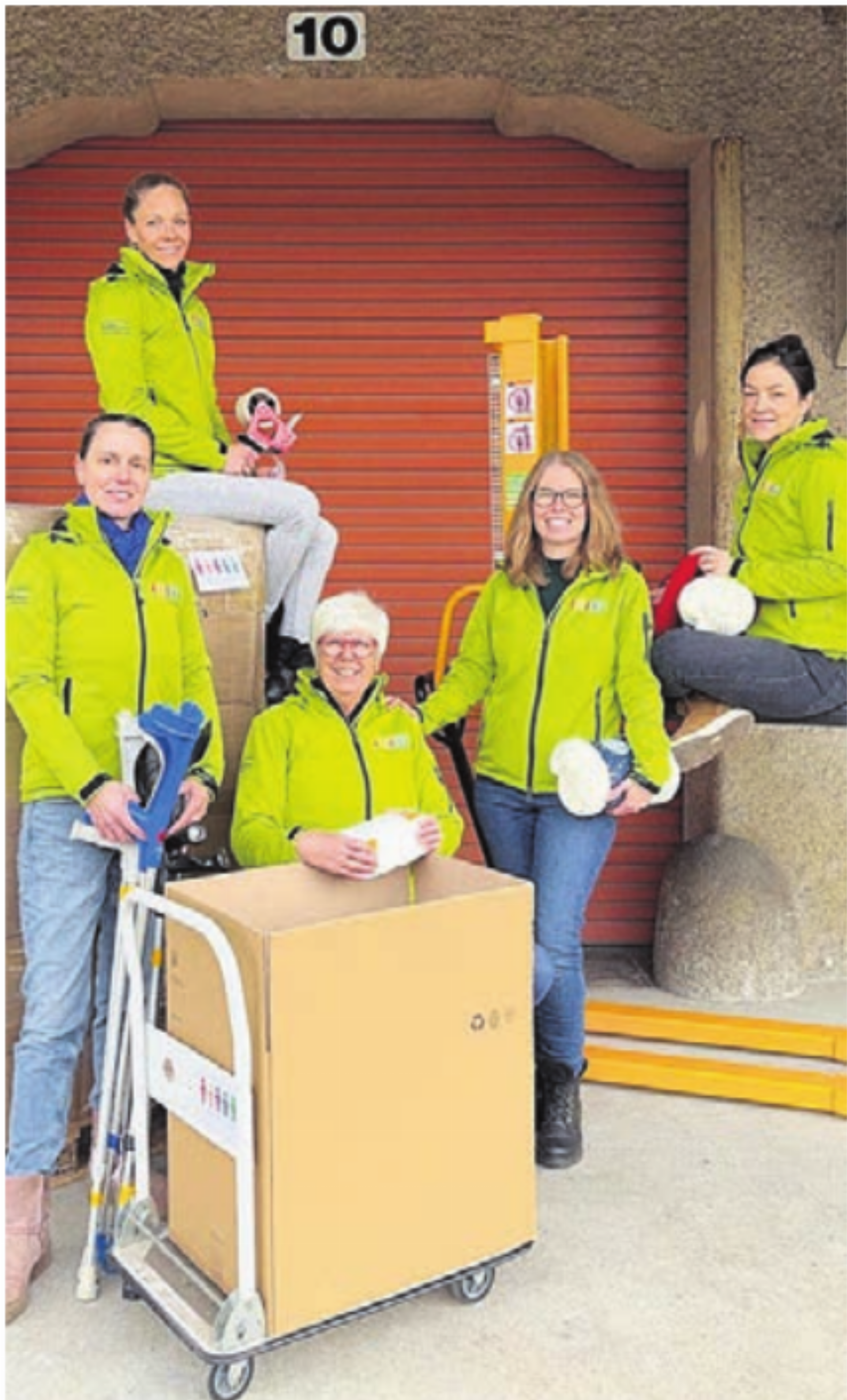 Die Frauen des Vorstands von Volunteers for Humanity: Gründerin und Präsidentin Marit Neukomm, sitzend auf der Palette. In der vorderen Reihe, von links, Sandra Zrinski, Joy Räber, Nicole Grogg und Andrea Boutellier.    Bild: zg - Das Bild wird blockiert. – Möglicherweise durch einen aktiven Adblocker.