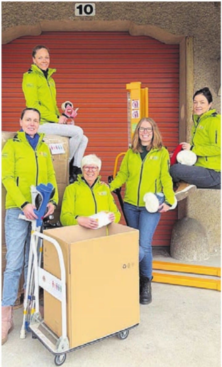 Die Frauen des Vorstands von Volunteers for Humanity: Gründerin und Präsidentin Marit Neukomm, sitzend auf der Palette. In der vorderen Reihe, von links, Sandra Zrinski, Joy Räber, Nicole Grogg und Andrea Boutellier.    Bild: zg
