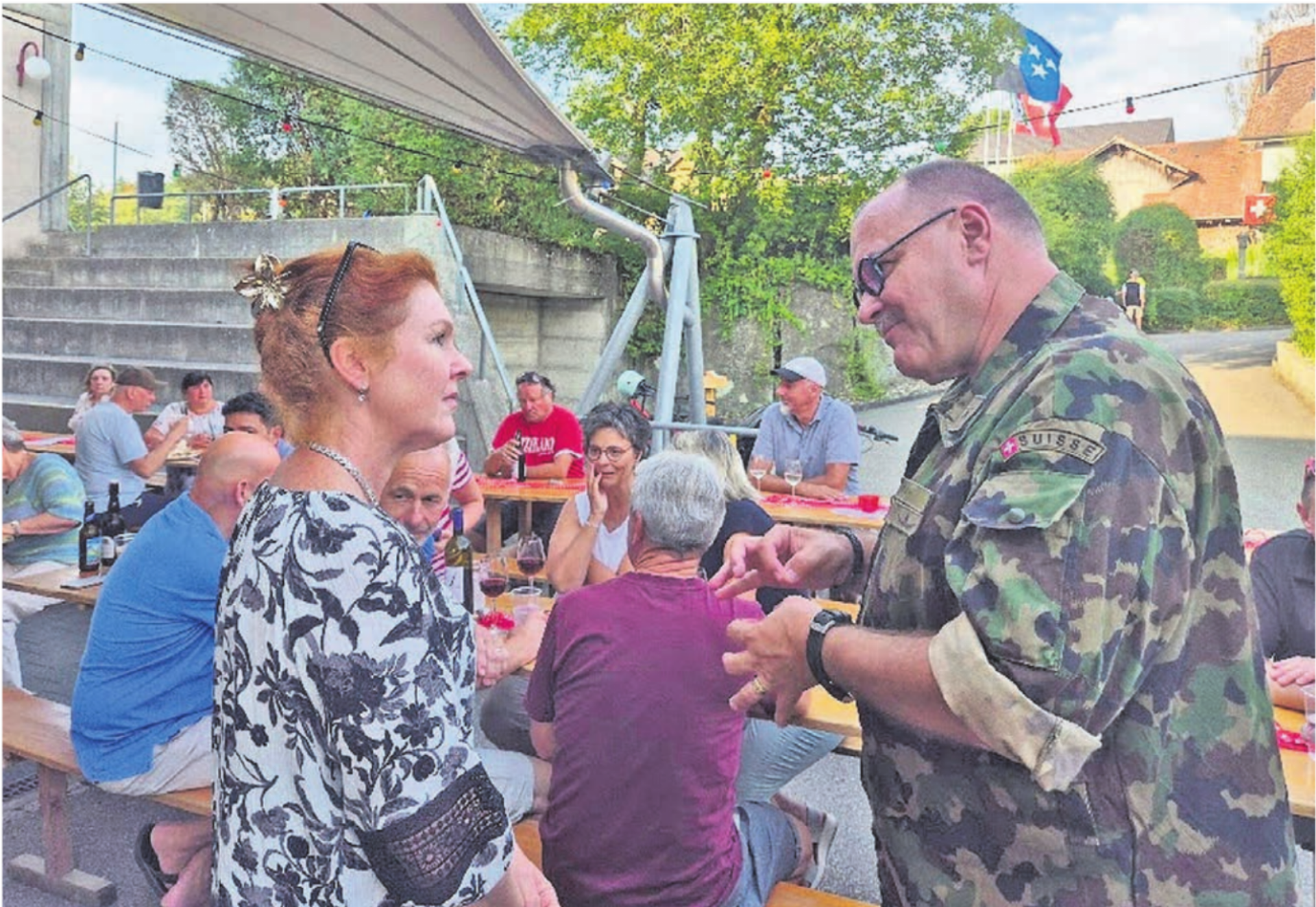 Redner René Meier beantwortet auch im Anschluss an seine Ansprache viele Fragen. Bilder: sca - Das Bild wird blockiert. – Möglicherweise durch einen aktiven Adblocker.