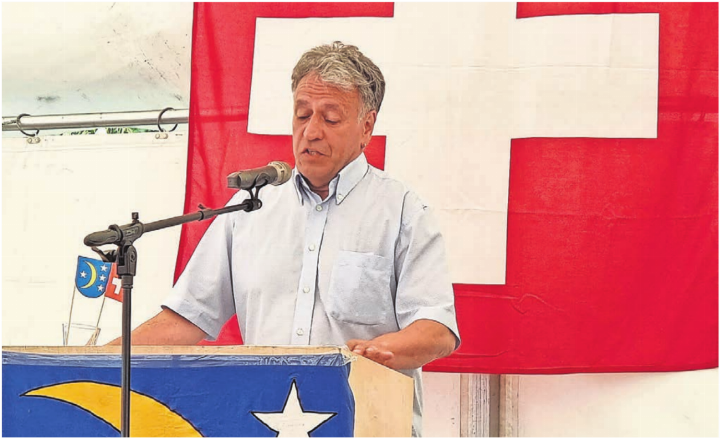 Christof Burkard kennt Dorf und Leute, seine Rede begeisterte und gab immer wieder Anlass zum Applaus. Bilder: Verena Anna Wigger Christof Burkard kennt Dorf und Leute, seine Rede begeisterte und gab immer wieder Anlass zum Applaus. Bilder: Verena Anna Wigger