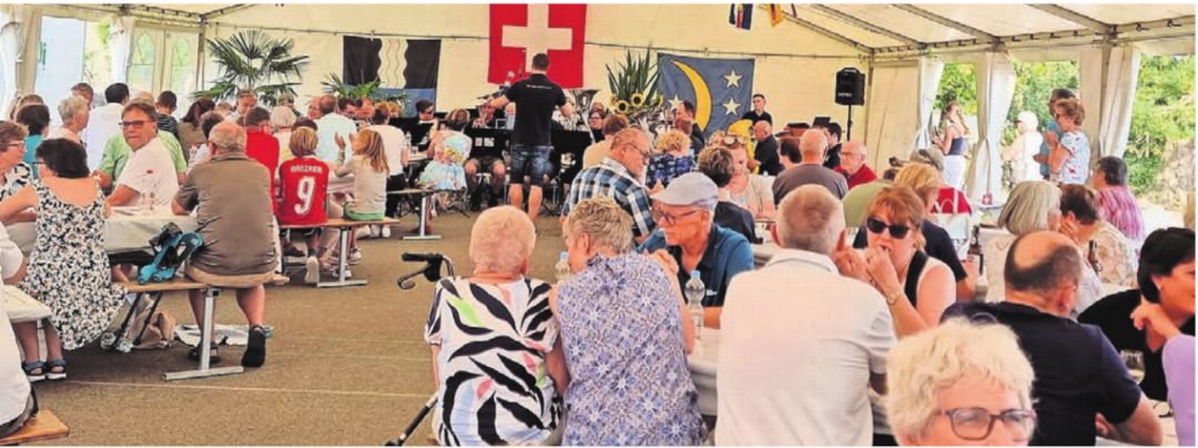 Die Musikgesellschaft Waltenschwil spielte vor gut gefüllten Tischen im eigens für die Feier aufgestellten Zelt. Die Musikgesellschaft Waltenschwil spielte vor gut gefüllten Tischen im eigens für die Feier aufgestellten Zelt.
