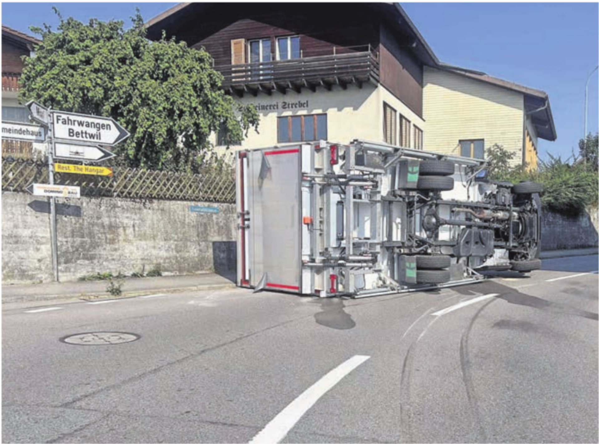 Der Fahrer eines Iveco-Lieferwagens verlor die Kontrolle. Bild: pz - Das Bild wird blockiert. – Möglicherweise durch einen aktiven Adblocker.