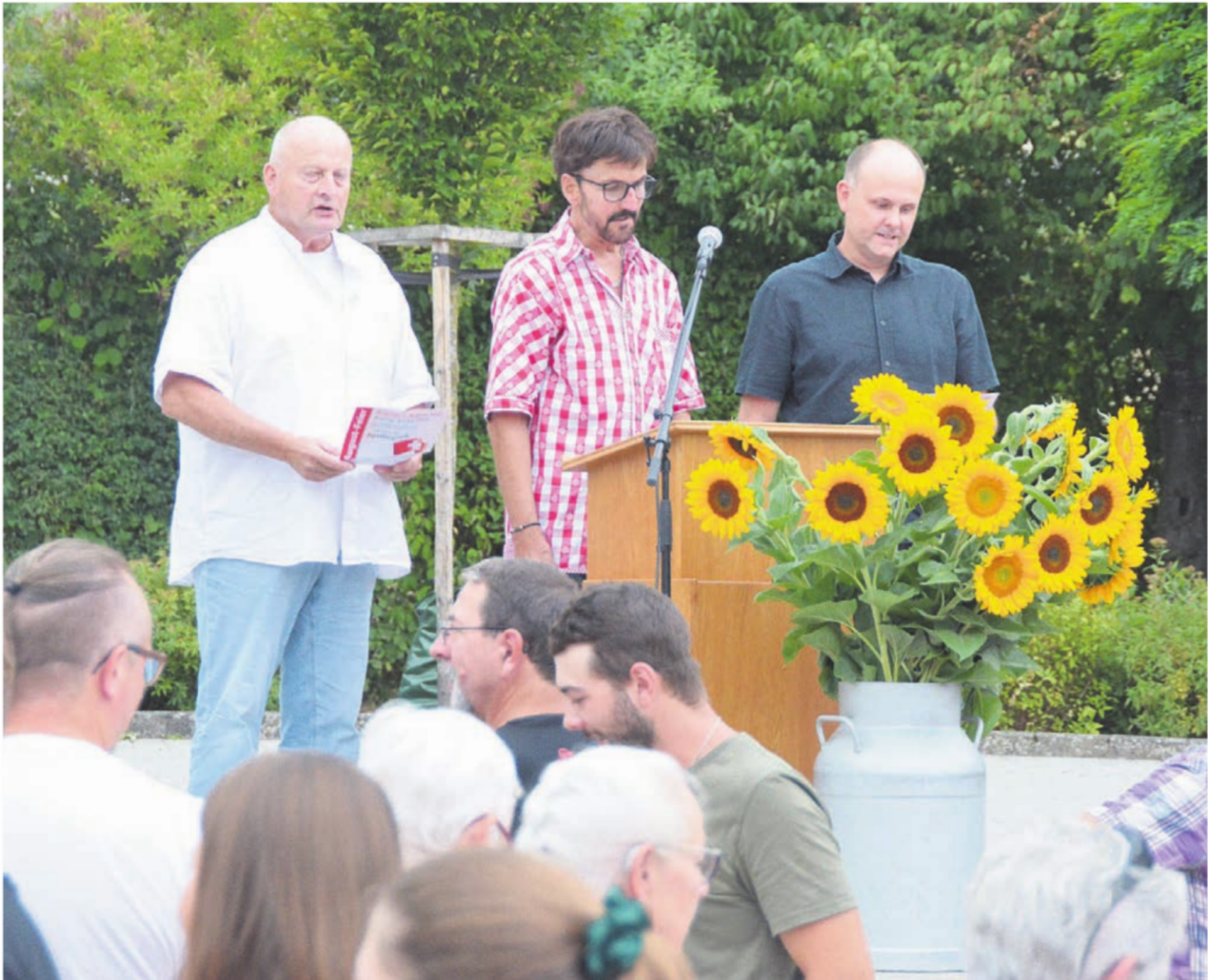 Gemeinsames Singen der Nationalhymne: Gemeindeammann Michael Weber, Schlagersänger «Hugo von Boswil» und Festredner Oliver Eichenberger (von links). Bild: Annemarie Keusch - Das Bild wird blockiert. – Möglicherweise durch einen aktiven Adblocker.