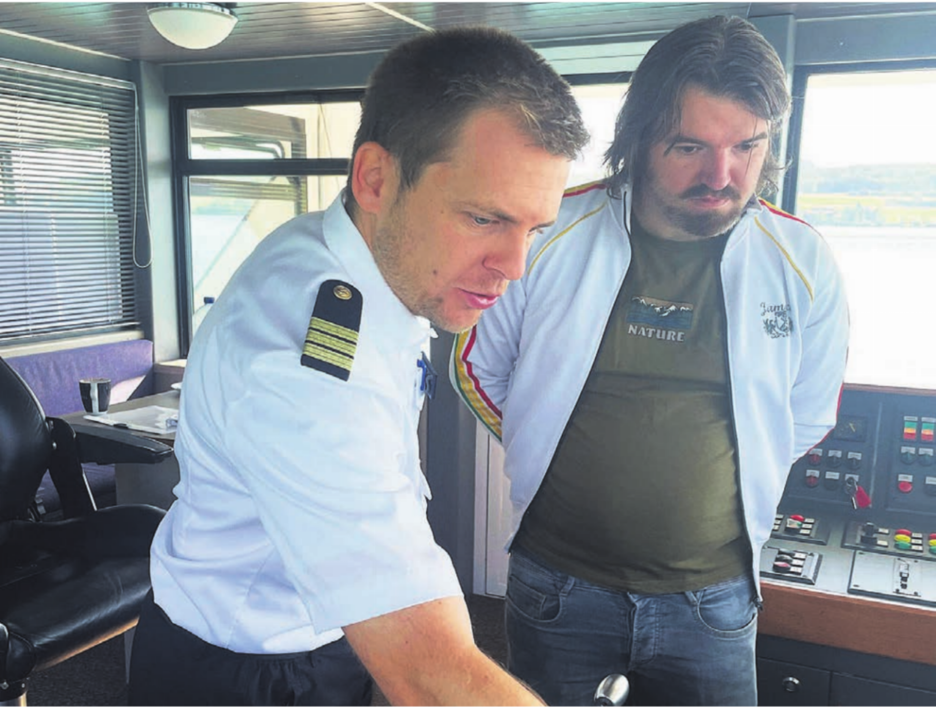 Schiffsführer Andreas Kneubühl erklärt mir die Instrumente, mit denen er das Schiff steuert und auch potenzielle Gefahren wahrnimmt. Bilder: zg/jl - Das Bild wird blockiert. – Möglicherweise durch einen aktiven Adblocker.
