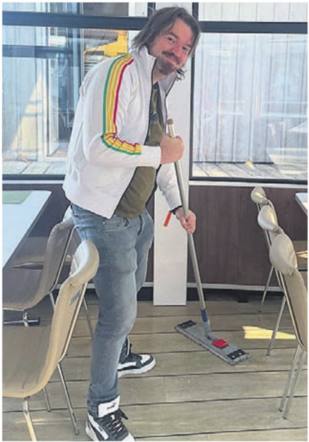 Die ersten Passagiere am Morgen erwarten ein sauberes Schiff. Also ist Bodenwischen auf dem Programm. Die ersten Passagiere am Morgen erwarten ein sauberes Schiff. Also ist Bodenwischen auf dem Programm.